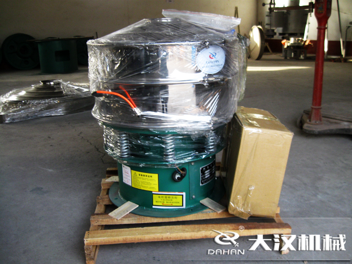 三氯蔗糖粉超聲波振動篩采用不銹鋼+碳鋼材質(zhì)的產(chǎn)品能夠更好的節(jié)省成本，同時能夠達(dá)到想要的篩分效果。