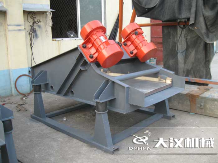 礦用振動篩采用優(yōu)質(zhì)的錳鋼材質(zhì)，主要特點就耐磨性強(qiáng)，對于礦用振動篩來說其，耐磨性是非常重要的。