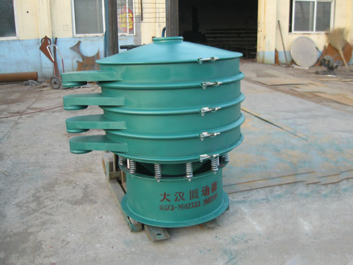 直徑1000型振動(dòng)篩除了有碳鋼材質(zhì)其還有不銹鋼+碳鋼，以及全不銹鋼的選擇，用戶可根據(jù)用戶物料的性質(zhì)不同可進(jìn)行選擇。