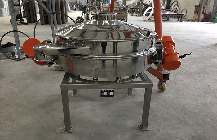 主要采用的是雙振動(dòng)電機(jī)振動(dòng)，其振動(dòng)力比普通振動(dòng)篩要高，同時(shí)采用直泄式的排料方式，很好的解決了堵料塞料的問題。