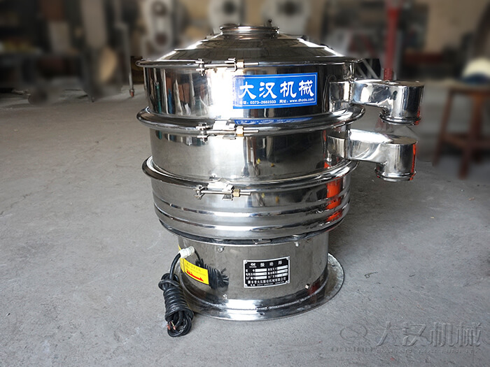醫(yī)藥振動篩主要采用的是304不銹鋼振動篩，優(yōu)勢：設(shè)備干凈衛(wèi)生，不易生銹，使用壽命長久，經(jīng)久耐用。